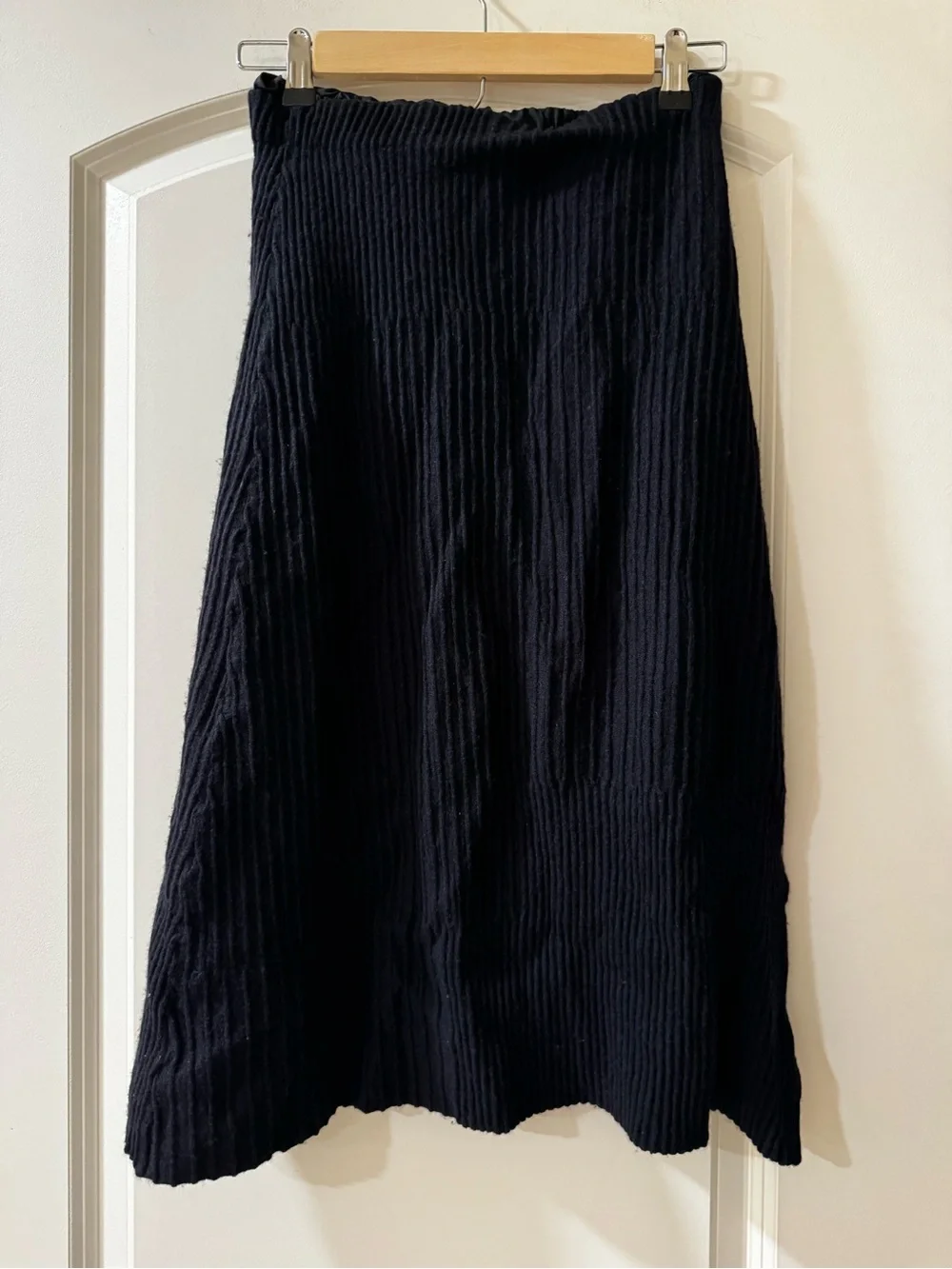 Asymmetrical Ribbed High-Low Skirt — Black